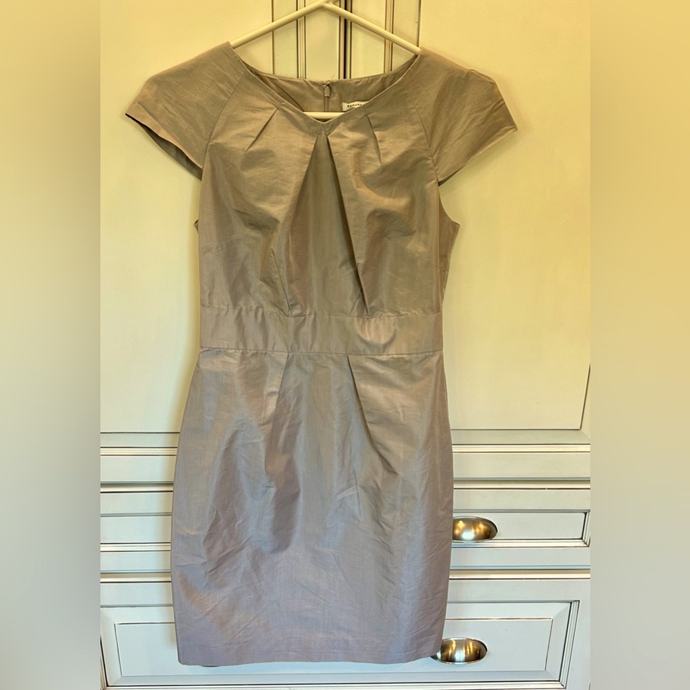 Banana Republic size 2 Lightweight, unlined dress in a silk like fabric.